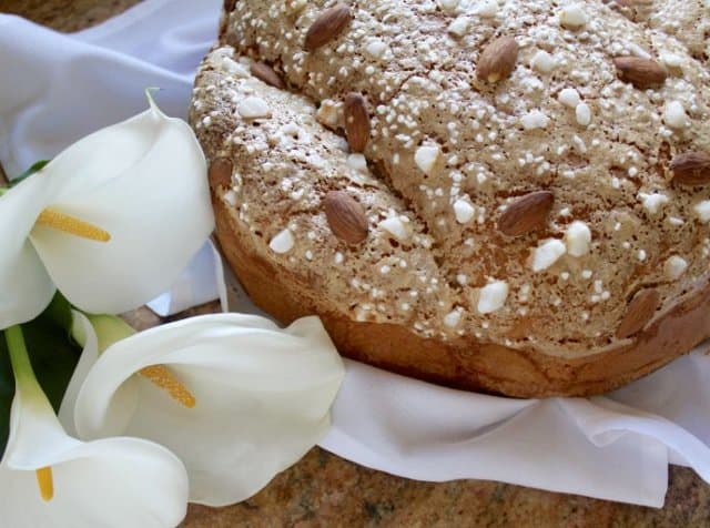 Colomba di Pasqua(字面意思是“复活节鸽子”)是一种类似潘妮顿的面包,形状是鸽子的形状。镶满复活节百合的杏仁面包。