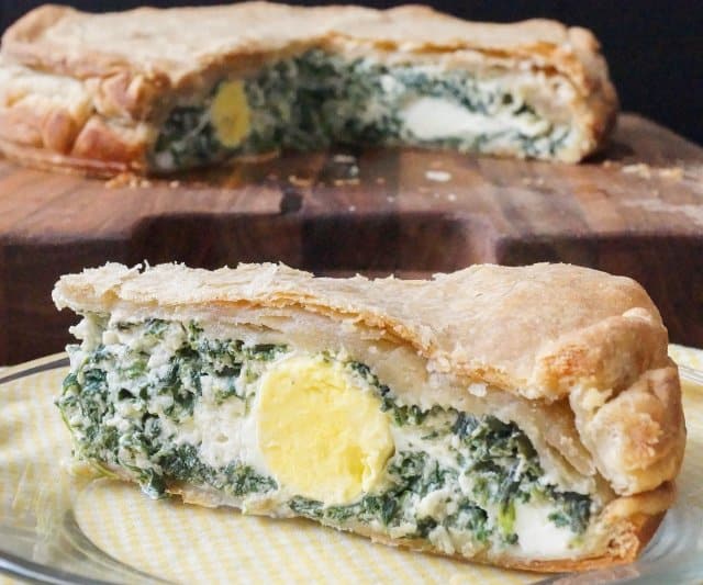 Torta Pasqualina是一种美味的意大利馅饼,馅料是绿色蔬菜和意大利乳清干酪,是传统的复活节美食。切片上有绿色蔬菜和煮熟的鸡蛋。