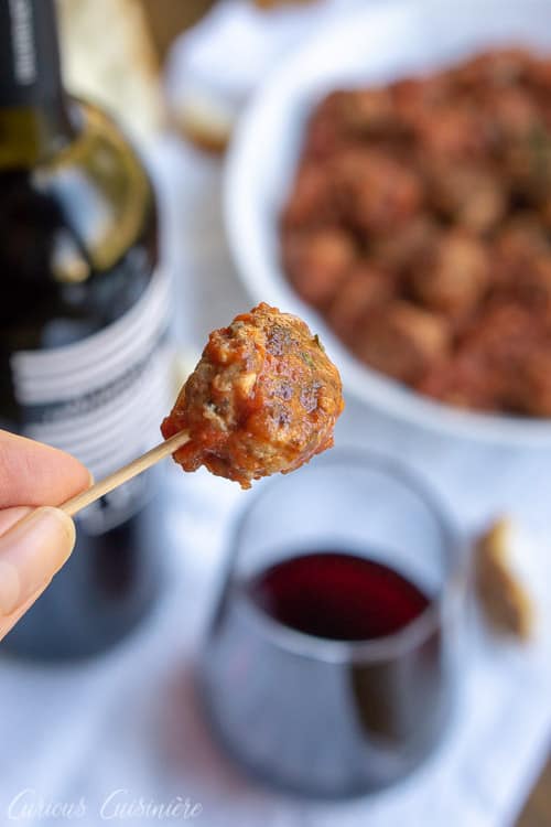 西班牙肉丸(Albondigas)是西班牙小吃店的传统小吃。无论您是为开胃菜,小吃派对还是晚餐主菜服务,这些小肉丸都在美味的番茄酱中是完美的,享用一杯红酒。| www.CuriousCuisiniere.com