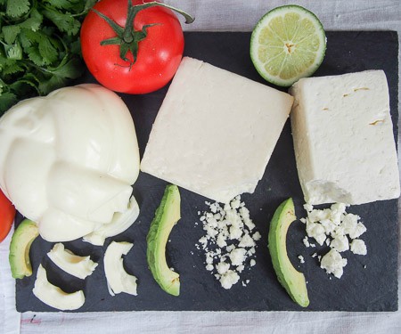 墨西哥奶酪与cotija, queso fresco，和瓦哈卡横向铺开。