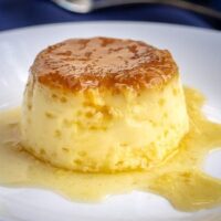 西班牙布丁是一种要做的蛋奶冻甜点，给客人留下深刻印象，而且可以提前做好。西班牙蛋饼是奶油色的，焦糖的，美味的!| www.CuriousCuisiniere.com