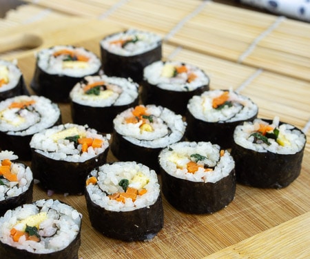 Kimbap（或Gimbap）可以被称为韩国寿司，如果你是寿司的粉丝，你将热爱这些卷的光和略微坚果味道。他们是夏季野餐和午餐的完美食谱！  | www.CuriousCuisiniere.com