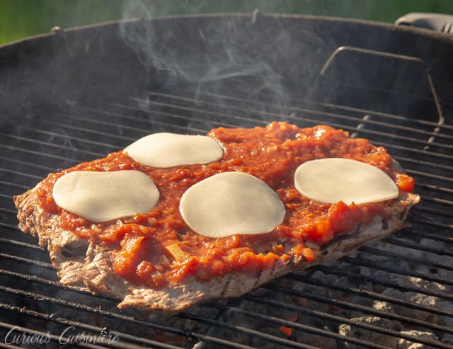 如果你喜欢牛排和披萨，为什么不把两者结合起来呢?Matambre a la Pizza是一款有趣的阿根廷烤牛排开胃菜，它将成为你明年夏季户外烧烤的明星。无论你为它服务作为开胃菜或晚餐，这侧翼牛排比萨是有保证的赢家！|m.jamahire.com.