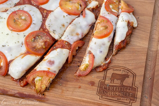 如果你喜欢牛排和披萨,为什么不把两者结合起来呢?Matambre a la Pizza是一款有趣的阿根廷烤牛排开胃菜,它将成为你明年夏季户外烧烤的明星。无论你为它服务作为开胃菜或晚餐,这侧翼牛排比萨是有保证的赢家!|m.jamahire.com.