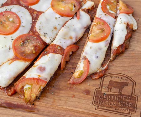 如果你喜欢牛排和披萨，为什么不把两者结合起来呢?Matambre a la Pizza是一款有趣的阿根廷烤牛排开胃菜，它将成为你明年夏季户外烧烤的明星。无论你把它作为开胃菜或晚餐，这个牛腩牛排披萨是一个保证的赢家!| www.CuriousCuisiniere.com