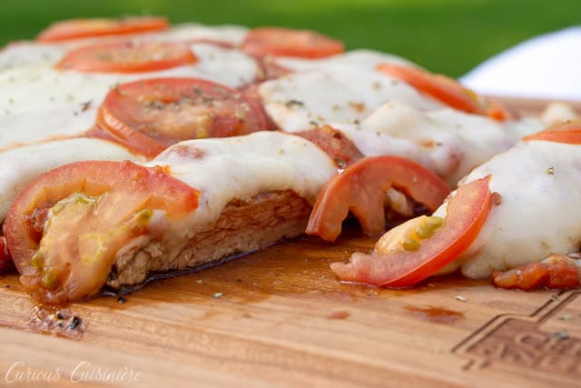 如果你喜欢牛排和披萨,为什么不把两者结合起来呢?Matambre a la Pizza是一款有趣的阿根廷烤牛排开胃菜,它将成为你明年夏季户外烧烤的明星。无论你为它服务作为开胃菜或晚餐,这侧翼牛排比萨是有保证的赢家!|m.jamahire.com.