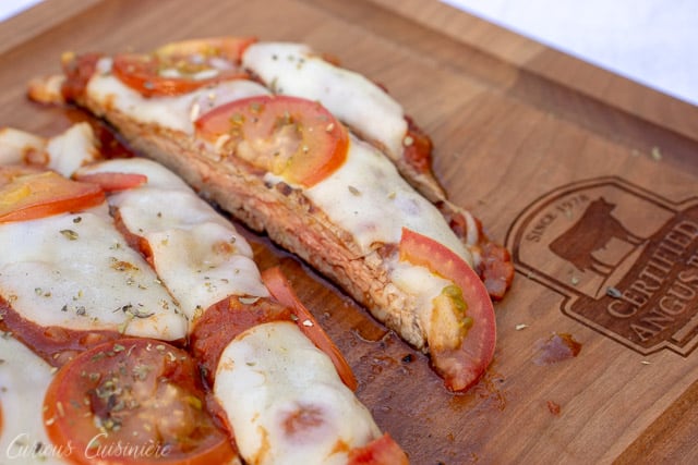 如果你喜欢牛排和披萨,为什么不把两者结合起来呢?Matambre a la Pizza是一款有趣的阿根廷烤牛排开胃菜,它将成为你明年夏季户外烧烤的明星。无论你为它服务作为开胃菜或晚餐,这侧翼牛排比萨是有保证的赢家!|m.jamahire.com.