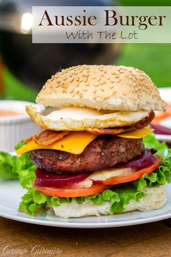 这款澳大利亚汉堡是一个1英里高的汉堡，里面有鸡蛋、培根、切达奶酪、菠萝、腌甜菜、甜洋葱、生菜、西红柿和辣椒蛋黄酱。如果你喜欢汉堡配料，这个澳洲汉堡就是为你准备的!#hamburger #grilling # loaddburger | www.CuriousCuisiniere.com