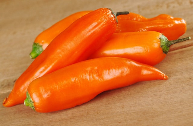 Aji Amarillo  - 原产于南美洲，这些明亮的橙色辣椒有一个厚厚的肉体和热水水平。