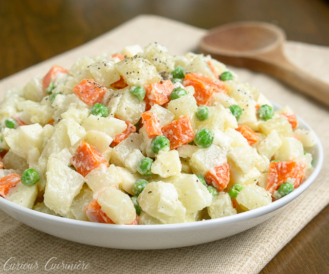 Ensalada Rusa是一种在许多国家都很受欢迎的配菜的西班牙名字,但最著名的是奥利弗沙拉或俄罗斯土豆沙拉。这道众所周知的土豆沙拉富含蔬菜,比如豌豆、胡萝卜、洋葱等等。| www.CuriousCuisiniere.com