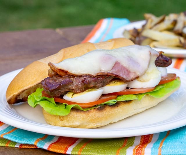 奇维托是乌拉圭的国菜，是一种与众不同的牛排鸡蛋三明治。这个终极牛排三明治是夏季午餐或晚餐的完美选择!| www.CuriousCuisiniere.com