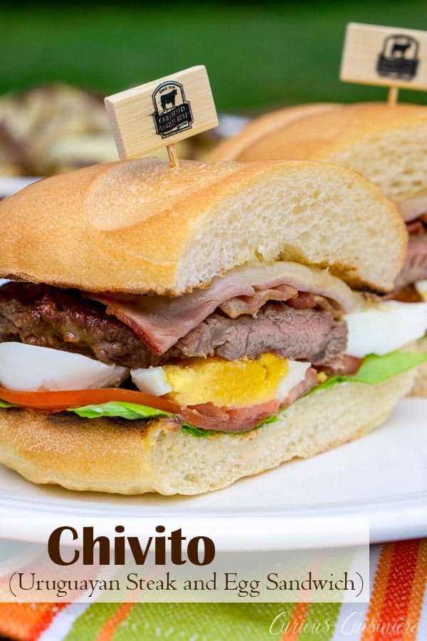 奇维托是乌拉圭的国菜，是一种与众不同的牛排鸡蛋三明治。这个终极牛排三明治是夏季午餐或晚餐的完美选择!#sandwich #steaksandwich #bestangusbeef #steakandeggs | www.CuriousCuisiniere.com