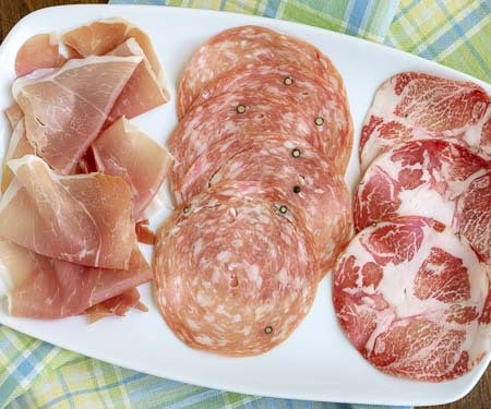 你听说过salumi吗？提示，它不是萨拉米。这是你需要了解这些美味的意大利治疗肉类。 | www.CuriousCuisiniere.com
