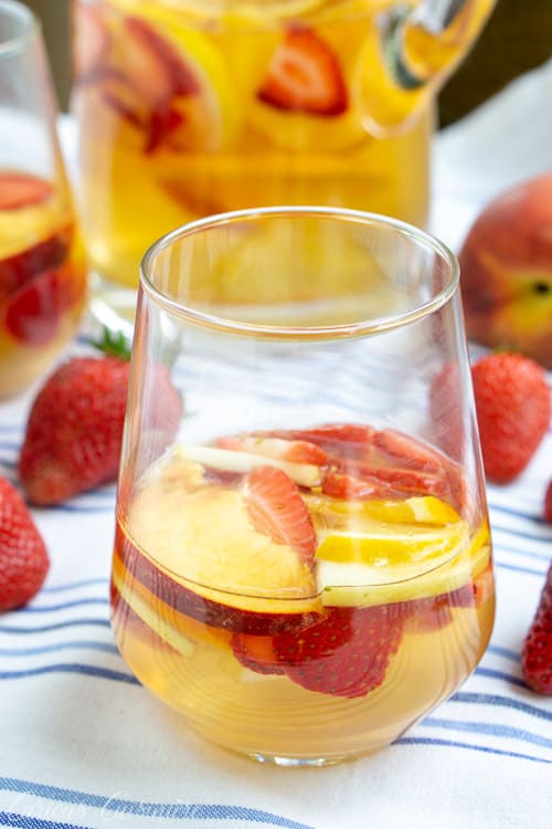 这款草莓桃萨格里亚州是一种乐趣的西班牙白桑格里亚乐趣。新鲜水果，清脆的白葡萄酒，以及一片白兰地的飞溅让这是一个夏天的最爱！|m.jamahire.com.