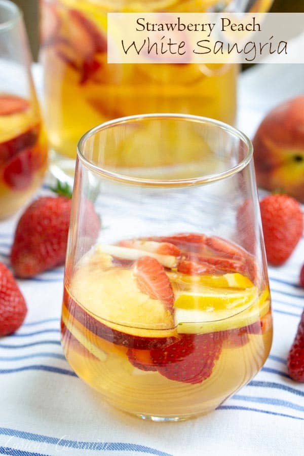 这款草莓桃萨格里亚州是一种乐趣的西班牙白桑格里亚乐趣。新鲜水果，清脆的白葡萄酒，以及一片白兰地的飞溅让这是一个夏天的最爱！#summer #drinks #wine #sangria #peaches #strawerries |m.jamahire.com.
