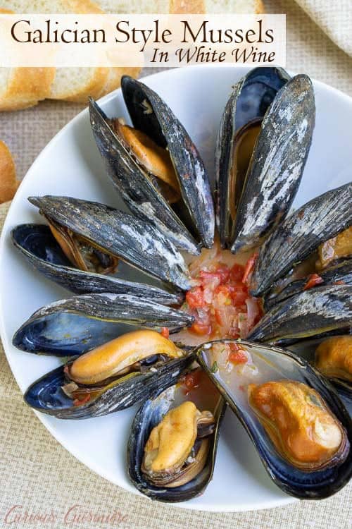 如果想要一道优雅的夏日开胃菜，可以试试这些加了白葡萄酒和番茄酱的加利西亚风格贻贝。这些贻贝做起来又快又容易。而且，他们是与酥脆西班牙白葡萄酒配对的完美食谱，如albariño。#spain #seafood #mussels #appetizer #winepairing |m.jamahire.com.