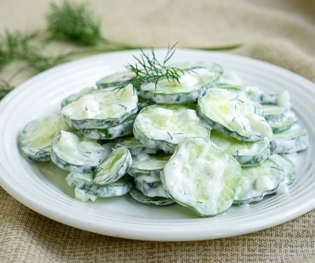 Gurkensalat是一种奶油德国黄瓜沙拉，这是奶油和清脆的完美平衡。这是一个伟大的夏季侧面盘式食谱，适合您的露水或Potluck晚餐！  | www.CuriousCuisiniere.com