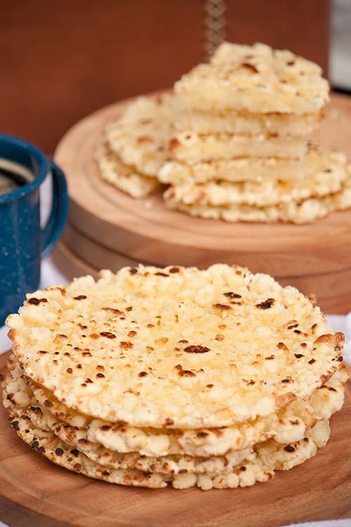 Mbejú是黄油，无麸质，奶酪扁面包，与木薯面粉制成的酥脆边缘，享受一杯咖啡或曹茶的巴拉圭。|m.jamahire.com.