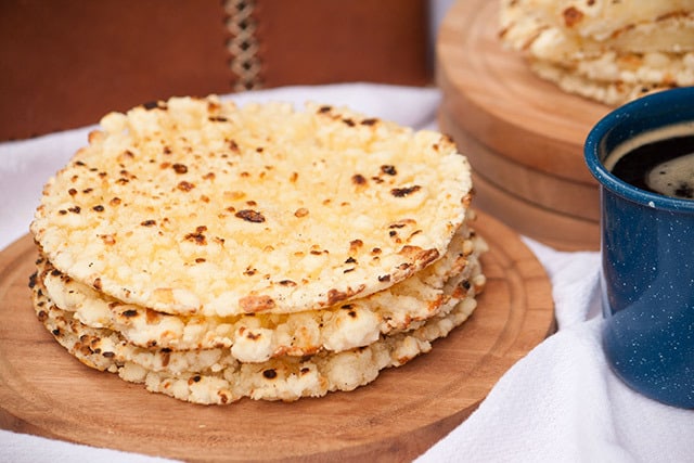 Mbejú是黄油，无麸质，奶酪扁面包，与木薯面粉制成的酥脆边缘，享受一杯咖啡或曹茶的巴拉圭。|m.jamahire.com.