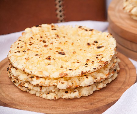 Mbejú是一种黄油、无麸质、奶酪面饼，边缘酥脆，用木薯粉制成，配上一杯咖啡或cocido茶，在巴拉圭各地都很受欢迎。| www.CuriousCuisiniere.com