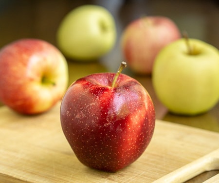 苹果在世界各地有许多不同的用途。如果你正在寻找一种用苹果制作的独特食谱，为什么不尝试一种文化食谱呢?| www.CuriousCuisiniere.com
