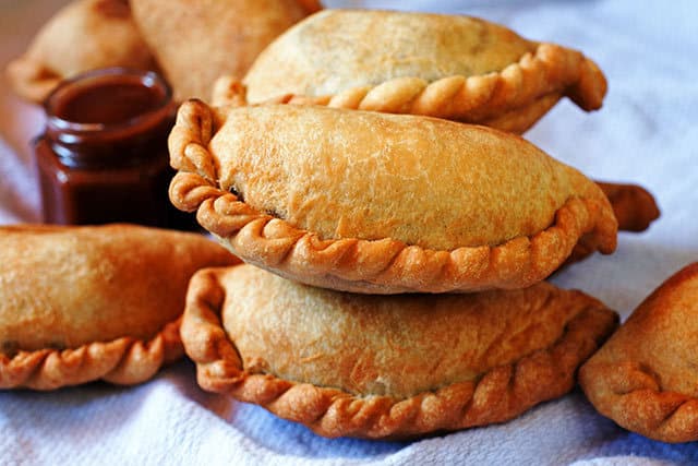 玻利维亚鸡empanadas的Empanadas de Pollo,玻利维亚鸡empanadas,玻利维亚鸡德拉莫,是一个伟大的食谱。| www.CuriousCuisiniere.com