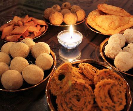 排灯节的甜蜜款式 - 排灯节是光明的节日，庆祝黑暗中光的胜利，善于邪恶和知识无知。 Learn more about the celebration andthe foods eaten during Diwali. | www.CuriousCuisiniere.com