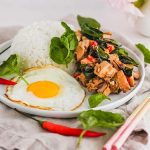关闭垫Krapow盖伊，泰国蓬蒿鸡，一个咸味，芳香和garlicky泰国食谱。 | www.CuriousCuisiniere.com