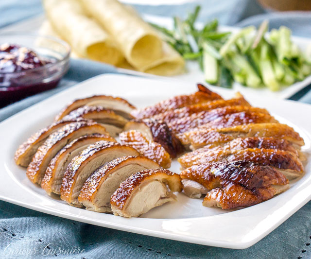 北京烤鸭，也被称为北京鸭是一种美味的准备烤鸭。它传统上担任北京鸭煎饼，用黄瓜和梅花或海参酱包裹在橘皮烤饼中。这个配方比许多传统方法都比很容易，但仍然产生美味的鸭子，充满了经典的口味。| www.CuriousCuisiniere.com
