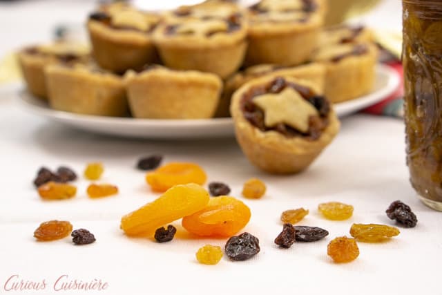 这些小馅饼中没有肉。只吃干果和圣诞香料!| www.CuriousCuisiniere.com