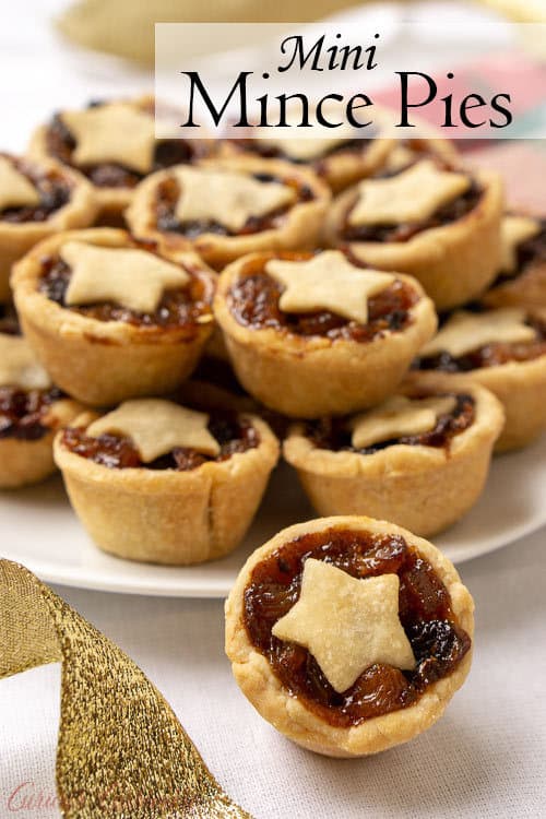 肉馅饼是英国圣诞节的主食。这些甜味和胸部迷你水果馅饼是添加到您的假日饼干拼盘的完美食谱!| www.CuriousCuisiniere.com