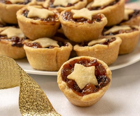 剁碎的馅饼是英国圣诞装饰品。这些甜味和胸部迷你水果馅饼是添加到您的假日饼干拼盘的完美食谱！|m.jamahire.com.