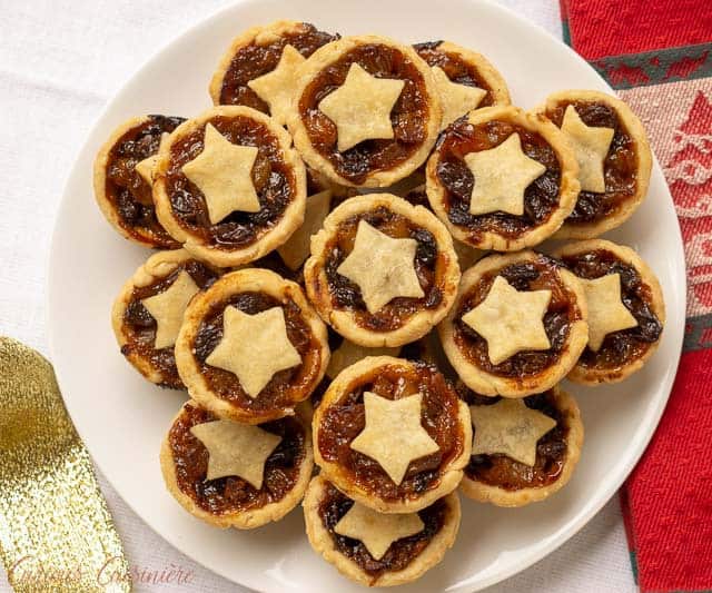 肉馅饼是英国圣诞节的主食。这些甜味和胸部迷你水果馅饼是添加到您的假日饼干拼盘的完美食谱!| www.CuriousCuisiniere.com