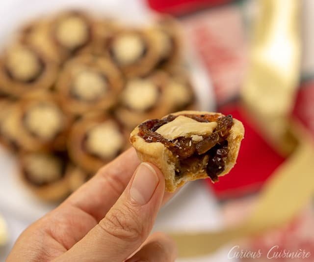 咬一口迷你肉馅饼,这对你的圣诞饼干拼盘来说是完美的款待!| www.CuriousCuisiniere.com