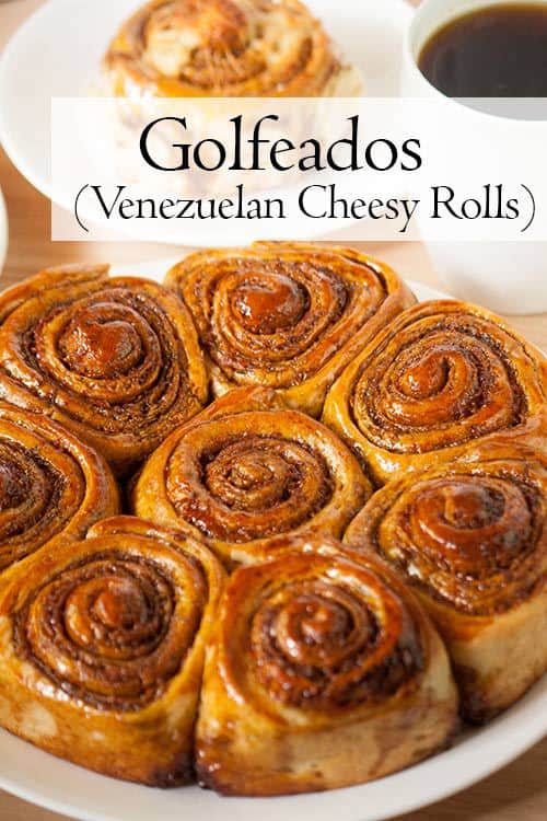 可以把它们叫做奶酪卷或粘面包，Golfeados是一种美味的委内瑞拉甜咸美食，结合了浓郁的帕内拉糖和半硬奶酪。把这些面包卷和热饮一起作为早餐，早餐点心或下午茶!| www.CuriousCuisiniere.com