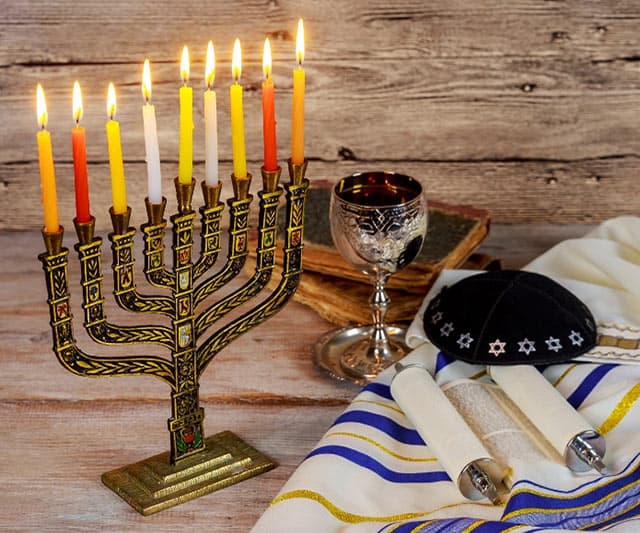 光明节是犹太人最著名的节日之一。这是一个点蜡烛和吃油炸食品的时间。但是光明节庆祝什么，又是怎么庆祝的呢?继续读下去，了解更多关于光明节的起源和传统!| www.CuriousCuisiniere.com