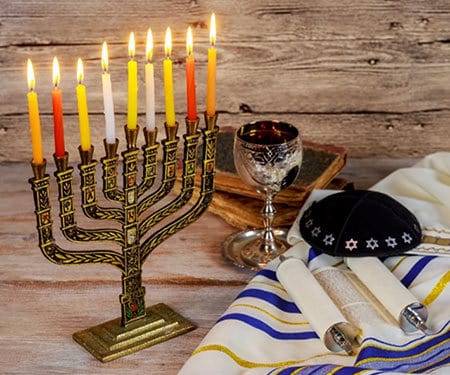 光明节是犹太人最著名的节日之一。这是一个点蜡烛和吃油炸食品的时间。但是光明节庆祝什么，又是如何庆祝的呢?继续读下去，了解更多关于光明节的起源和传统!| www.CuriousCuisiniere.com