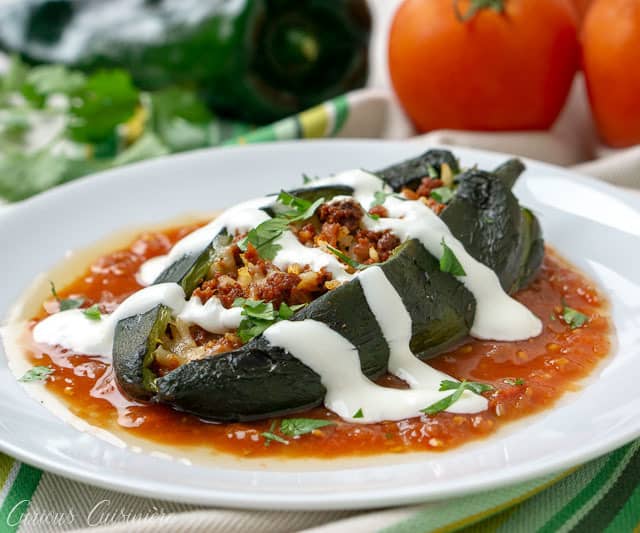 烤辣椒Rellenos,里面填满了西班牙辣香肠、米饭和融化的奶酪,这是一种简单的方法,既可以享受墨西哥酿辣椒,又不需要油炸。| www.CuriousCuisiniere.com