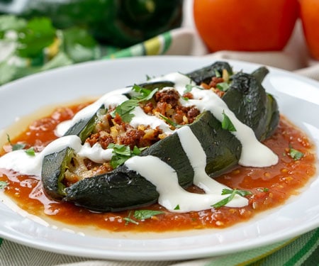 烤辣椒，充满了辣椒，米饭和融化的奶酪，是一种简单的方式，可以在没有所有的煎炸的情况下享用墨西哥酿的辣椒。| www.CuriousCuisiniere.com