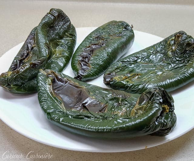 Poblano Chiles烘烤和阅读辣椒rellenos | www.CuriousCuisiniere.com