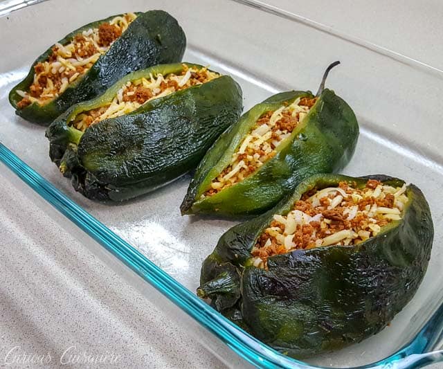 Rellenos辣椒配西班牙辣香肠和吉娃娃奶酪已经准备好了。| www.CuriousCuisiniere.com