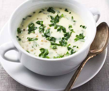 如果你在寻找安慰的食物，那就来一碗亚美尼亚酸奶汤吧，叫做spa。这道简单的菜肴从酸奶、香草和小麦浆果中获得了美妙的味道。| www.CuriousCuisiniere.com