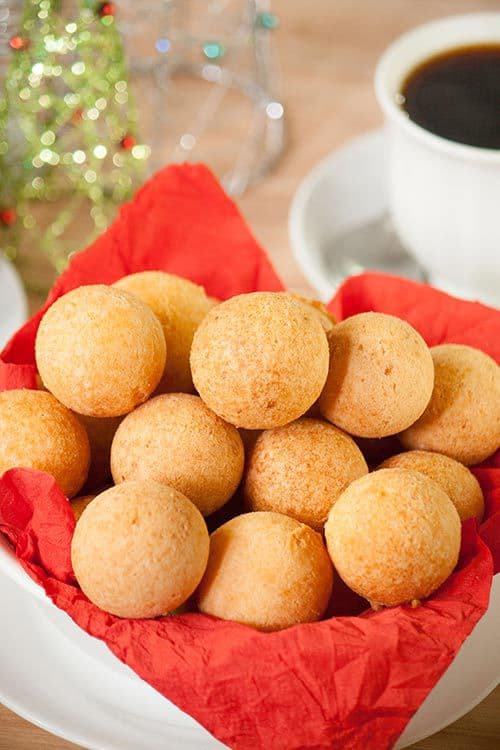 哥伦比亚Buñuelos或奶酪炸薯条，是一口纹理和口味。他们有一个柔软的碎屑和一个脆皮的地壳，一丝甜蜜，是典型的哥伦比亚圣诞节款式。|m.jamahire.com.