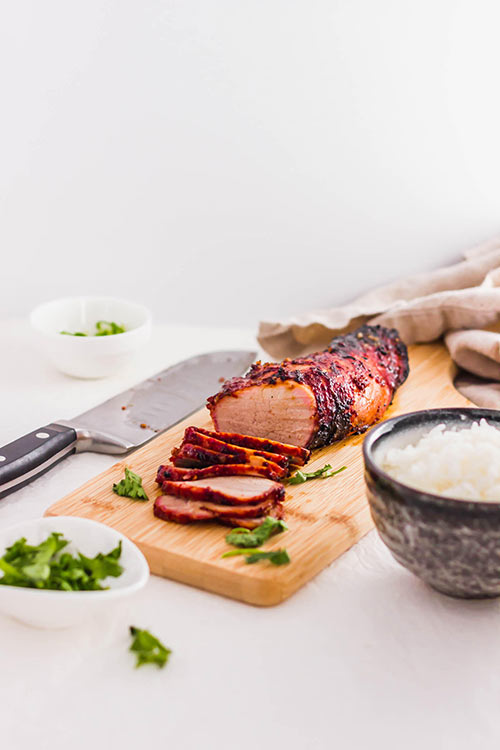 自制的中国烤肉里脊肉，配以米饭和切肉刀。| www.CuriousCuisiniere.com