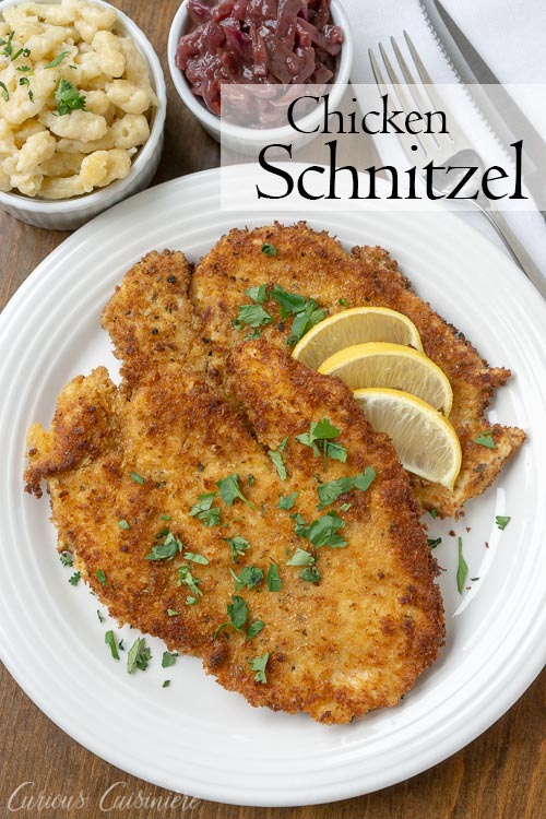 Hänchen-Schnitzel，德国炸肉排，是一个令人印象深刻，但简单的晚餐食谱，全家人都会喜欢。| www.CuriousCuisiniere.com