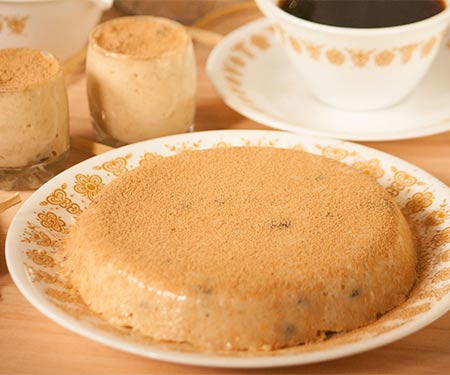 在哥伦比亚，Natilla是一种加入了肉桂的奶油冻，和buñuelos(油炸饼)一起食用。| www.CuriousCuisiniere.com