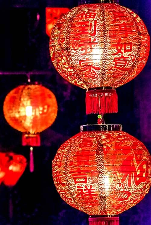 中国新年或春节的红纸灯笼