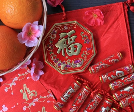 放鞭炮和橘子庆祝中国新年