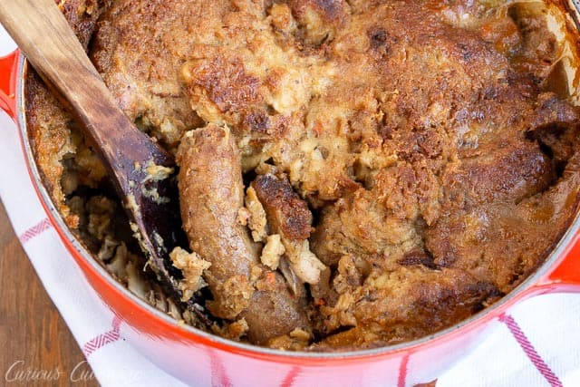 我们易于法国卡苏特·食谱包括鸡肉,香肠,豆类和培根,并在几个小时内为您带来传统Cassoulet的口味。| www.CuriousCuisiniere.com