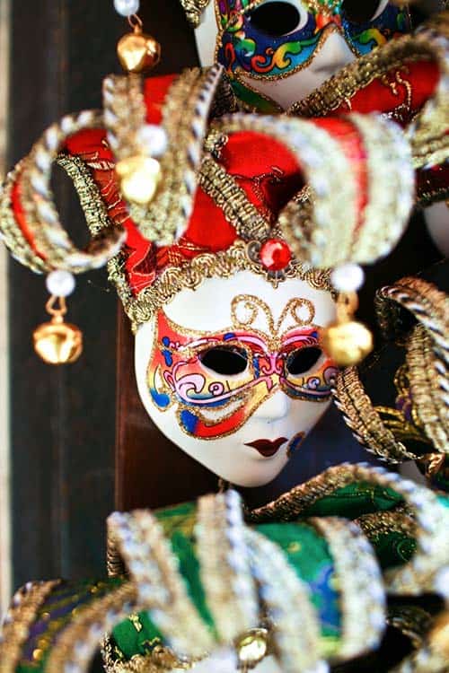 来自意大利威尼斯的白色和红色狂欢节面具